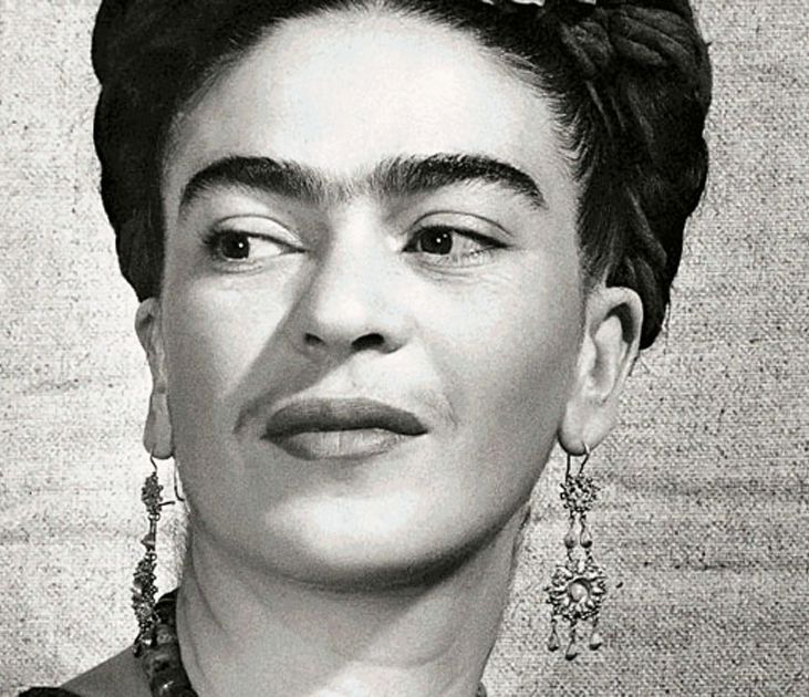 portrait N et B Frida Khalo souriante et malicieuse la mère Part.4-Atlaneastro