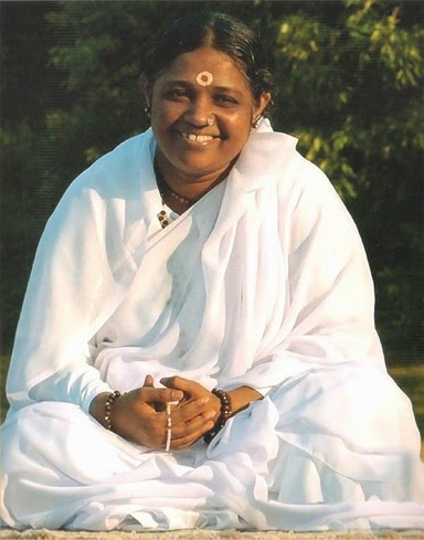 Amma-La-mere-divine-amour-famille -Maitre-indien-de-la-compassion-Atlaneastro