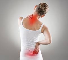 une femme de dos 2 impact de douleur en rouge La-somatisation-une-maladie-Part.1-Atlaneastro