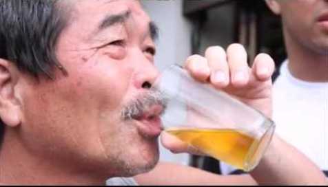 un homme asiatique buvant son urine-Part.3-territoire-Atlaneastro