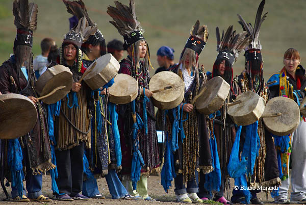 Le-tambour-chamans mongols en cérémonie-Atlaneastro