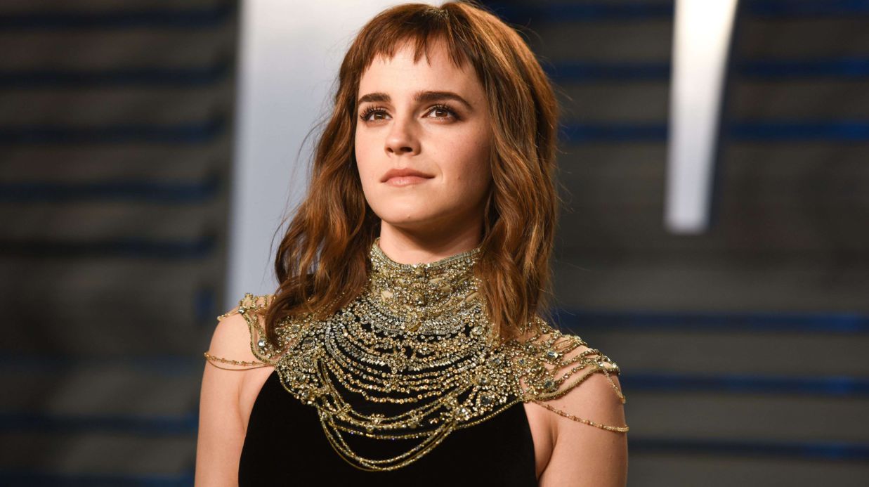 Emma-Watson-robe noire et multi collier perle or- égérie-Atlaneastro