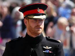Le Prince Harry en habits militaire de cérémonie Capricorne-Atlaneastro