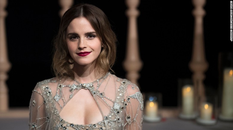 Emma-Watson-robe soirée voile et stras fond gris égérie-Atlaneastro