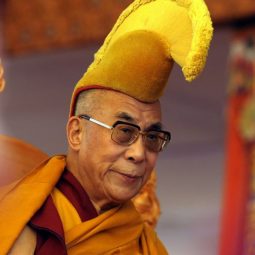 Le DalaÏ Lama avec un couvre chef jaune d'apparat-Atlaneastro