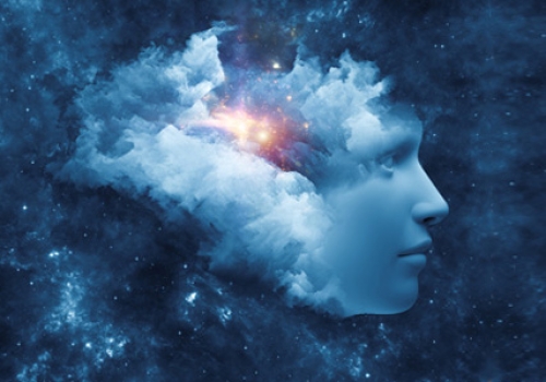 un visage de profil bleu ciel et de la lumière dans son cerveau intuitions-Atlaneastro