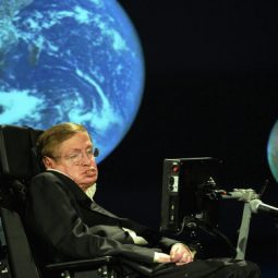 Stephen Hawking sur son fauteuil et avec la grande bleue en fond Lune-Atlaneastro
