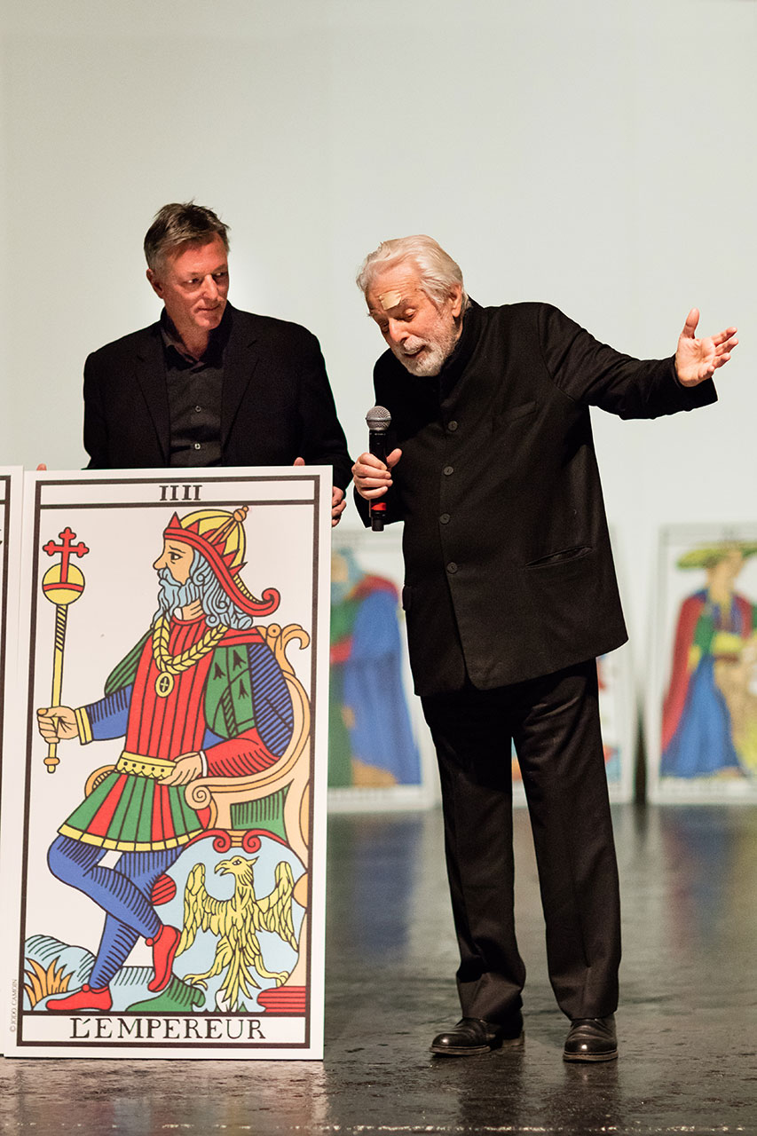 Jodorowsky sur scène avec la carte l'EMPEREUR du Tarot de Marseille psychomagie Part.3-Atlaneastro