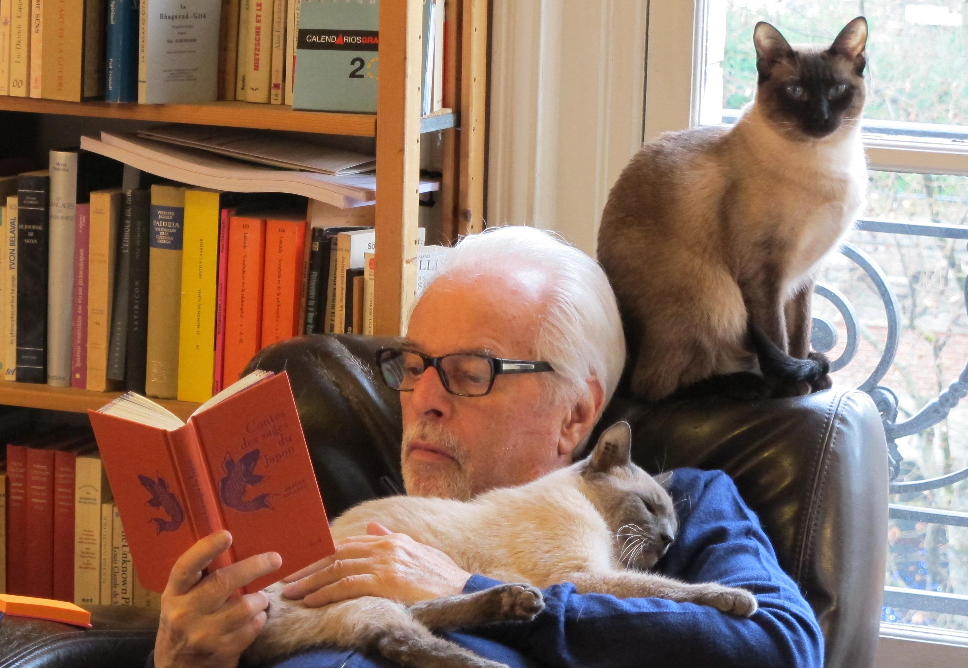 Alejandro Jodorowsky lisant un livre avec ses chat-Atlaneastro