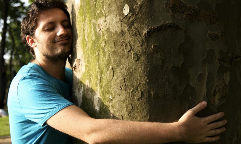 un homme fait un câlin à un arbre étreinte-Atlaneastro