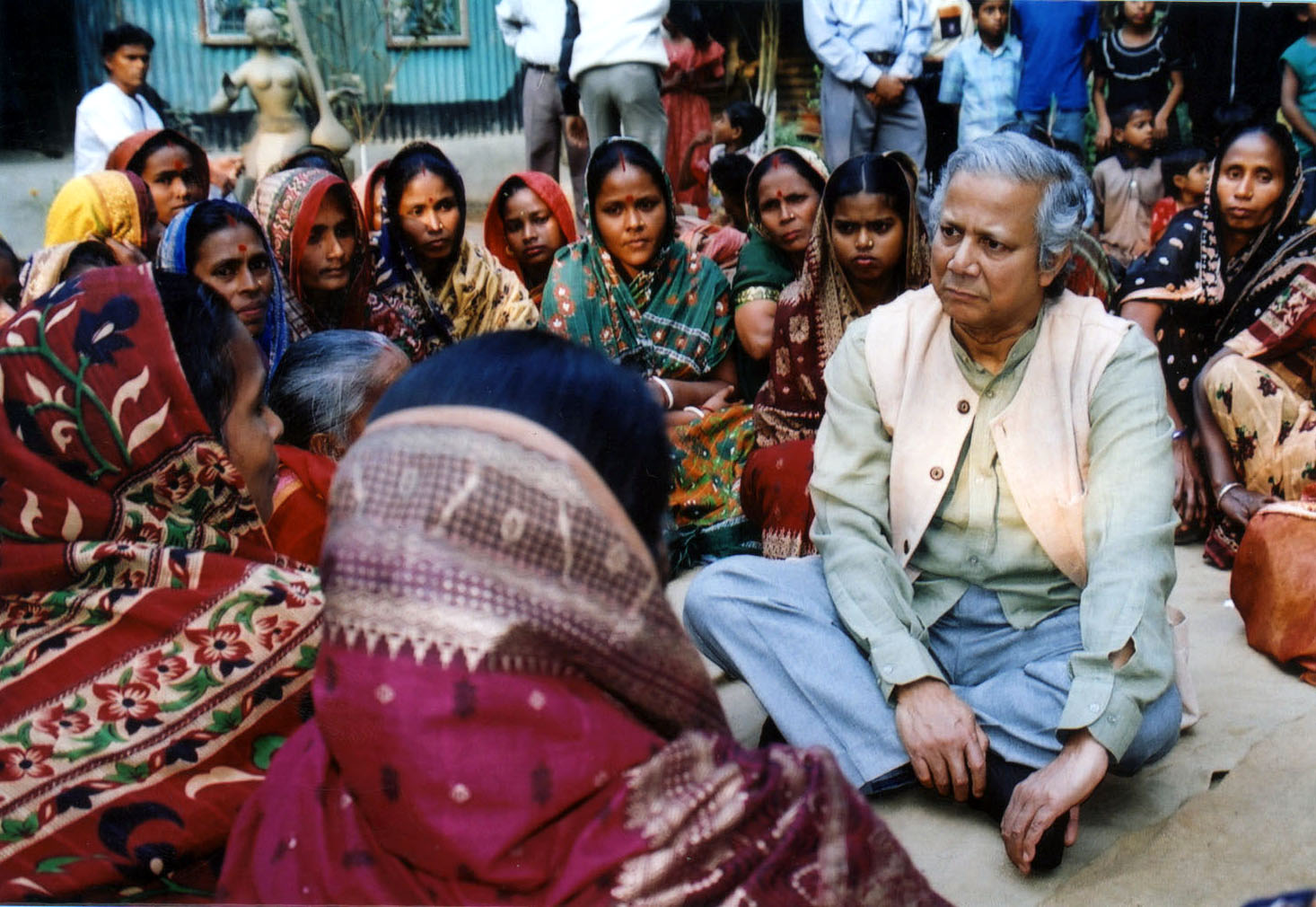 Muhammad Yunus entouré de ses clientes pauvreté-Atlaneastro