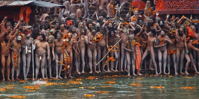 sâdhus nus prêt à s'immerger dans le Gange Part.2-Atlaneastro