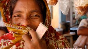 une femme souriante elle a obtenu un prêt pauvreté-Atlaneastro