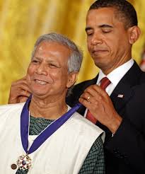 remise de médéilles, prix pour M. Yunus pauvreté-Atlaneastro