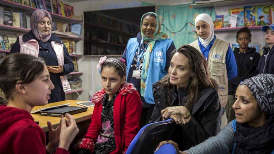 A. Jolie avec des réfugiés syriens-Atlaneastro