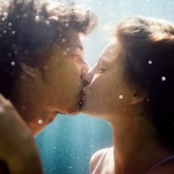 couple s'embrassant sous l'eau amour harmonieux Part.1-Atlaneastro