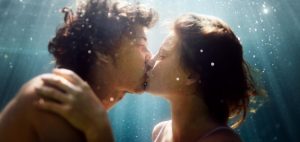 couple s'embrassant sous l'eau amour harmonieux Part.1-Atlaneastro