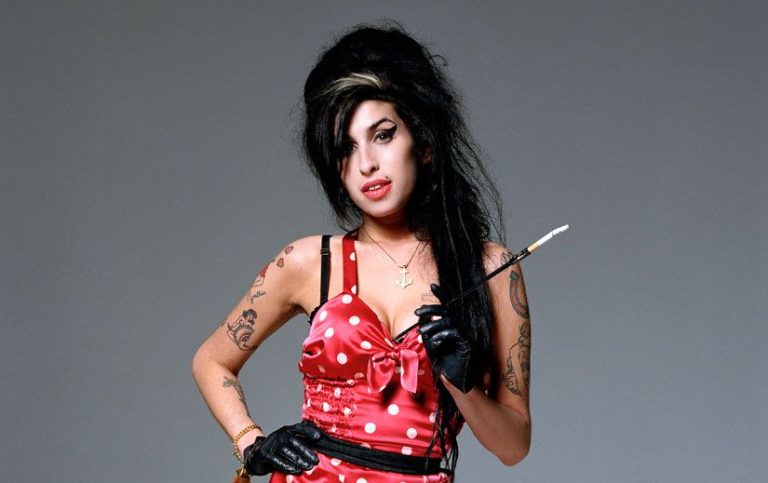 Amy Winehouse robe rousge poids blanc et fume cigarette Diva Part.1-Atlaneastro
