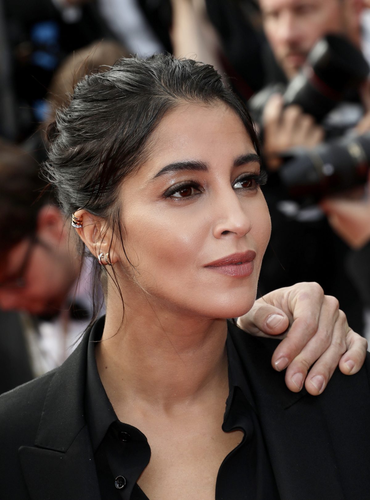 Leila Bekti festival de Cannes haut noir une main d'homme sur son épaule jeu de rôle atypique part.1-Atlaneastro