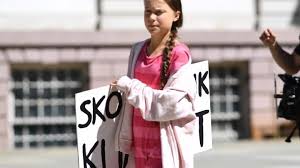 Greta Thunberg en marche avec sa pancarte Part.2-Atlaneastro