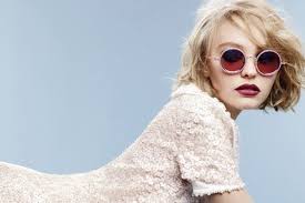 Lily-Rose Depp robe dentelle blanche lunettes Chanel atypique Part.1-Atlaneastro