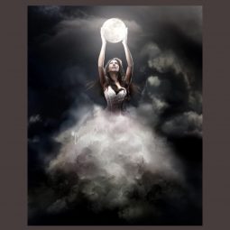 buste femme blanc sortant d'un nuage qui tient la lune dans ses mains, Fanny-Atlaneastro