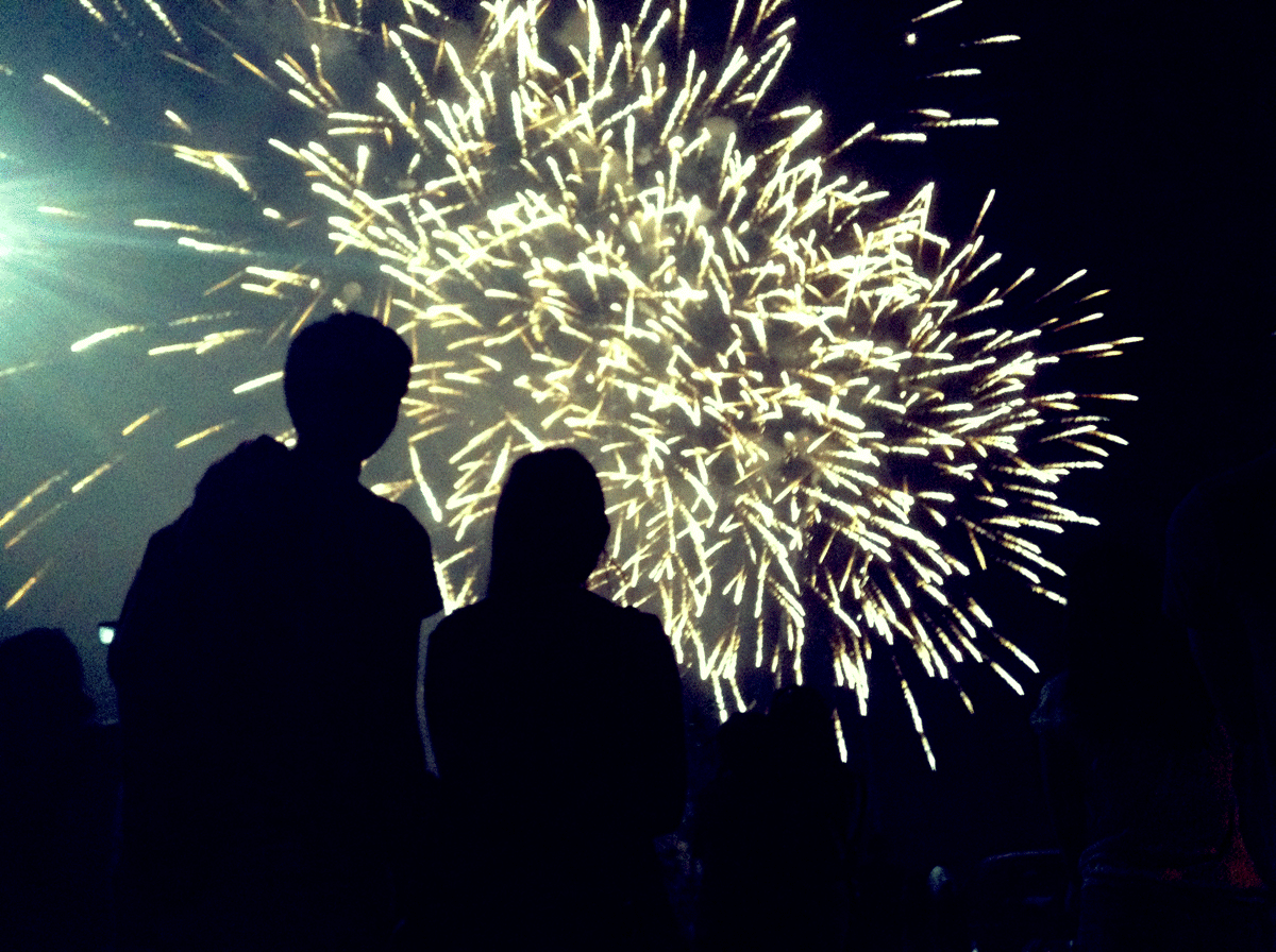 Merciii un couple dans la nuit regarde le feu d'artifice-Atlaneastro