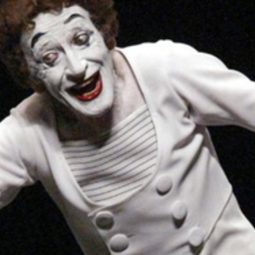 le Mime Marcel Marceau vêtu de sa marinière et de son caraco blanc Ppenché sur le côté gauche Part.1-Atlaneastro