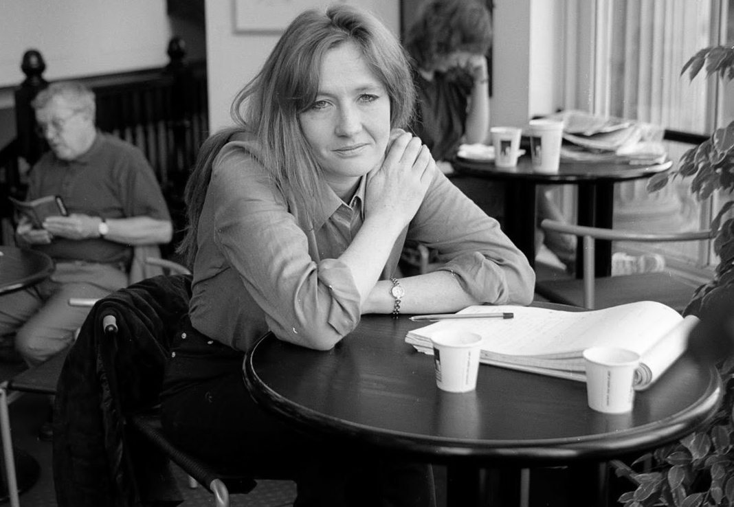 J.K.Rowling écrivant à une table de café Part.2-Atlaneastro