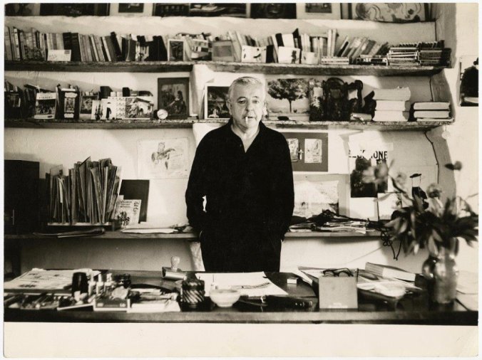 Jacques Prévert dans son bureau photo N et B Part.2-Atlaneastro