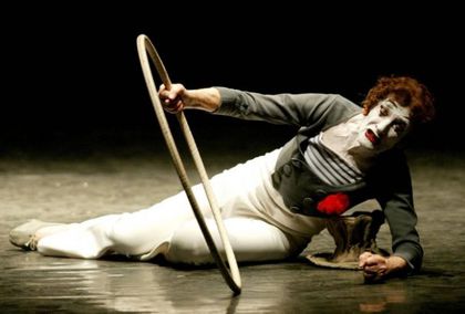 Le Mime Marceau allongé avec un cerceau Part.1-Atlaneastro