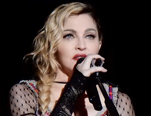 Madonna sur scène au micro Part.1-Atlaneastro