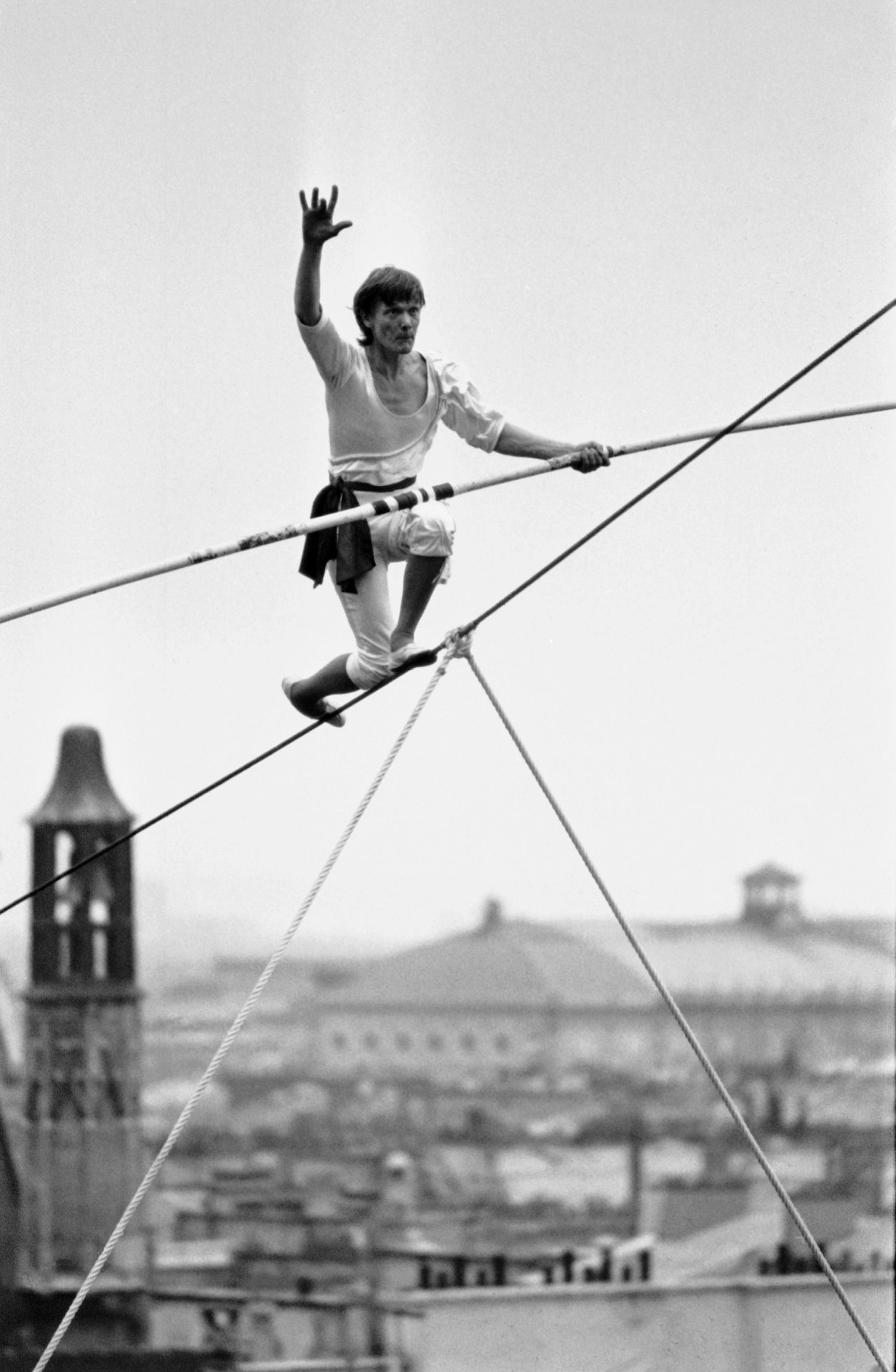 Philippe Petit photo N et B verticale acrobatie sur son cable Part.1-Atlaneastro