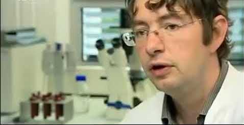 Le-Dr-Christian-Drosten dans son labo lunette blouse blanche-Atlaneastro