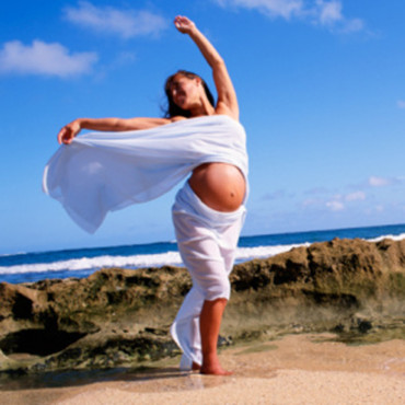 Le Nia une femme enceinte danse-Atlaneastro