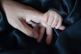 l'haptonomie l'enfant attrappe le doigt de sa mère Part.1-Atlaneastro