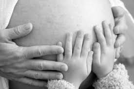 grossesse photo N et B contact avec le bébé dans le ventre 2 mains d'enf et 1 main de la mère Part.2-Atlaneastro