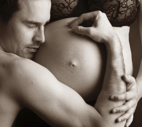 l'haptonomie photo N et B un homme enlace le ventre de sa femme enceinte Part.1-Atlaneastro