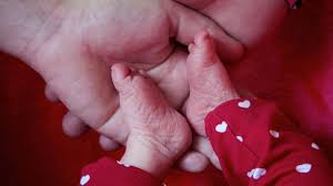 câlin pieds d'un bébé dans les mains de sa maman Part.1-Atlaneastro