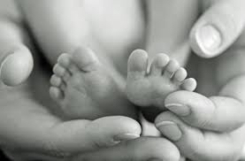 les câlins photo N et B pieds du bébé mains maman Part.2-Atlaneastro