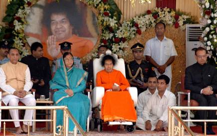 SaI Baba avec la Présidente de l'Inde Part.1-Atlaneastro