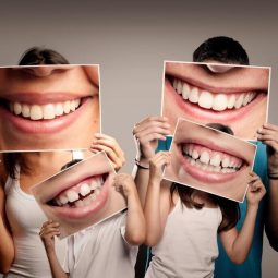 rire 4 personnes avec des photos de rire sur leurs visages part.1-Atlaneastro