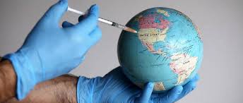 Une main ditée d'une seringue vaccine la planète Part.5-Atlaneastro