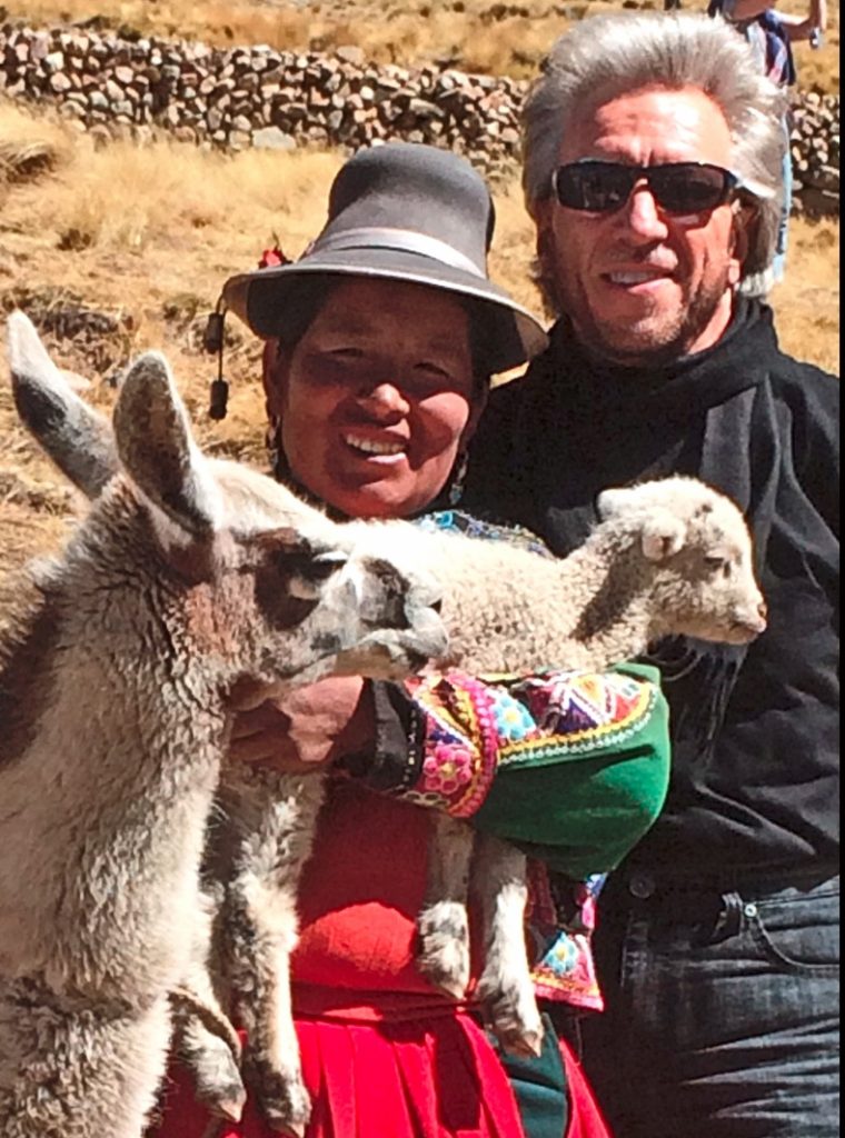 vie Gregg Braden sur le Lac Titicaca près d'une femme Quetchua Part.1-Atlaneastro