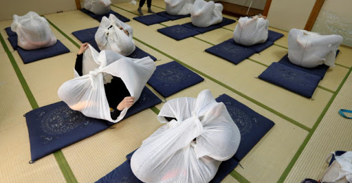 otona maki une salle de participants sur des tatamis-Atlaneastro