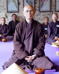 écoute profonde Tight Naht Hahn médite en violet avec ses disciples en arrière plan Part.1-Atlaneastro