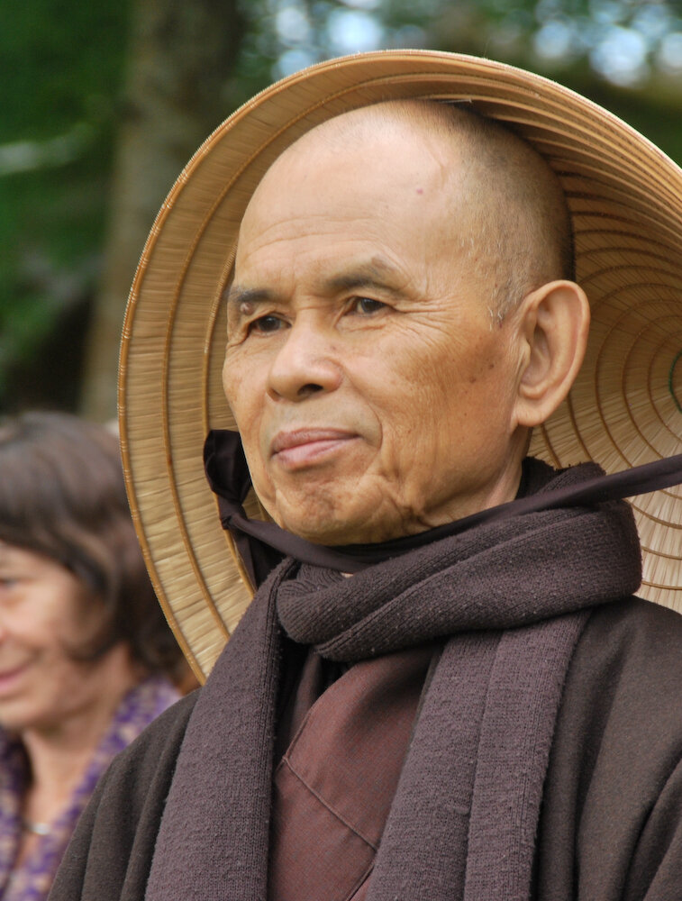 écouter Thich Naht Hanh avec un chapeau paille traditionnel PArt.2-Atlaneastro