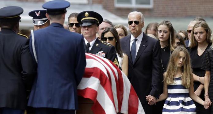 Joe Biden a l'enterrement de son fils Beau Part.1-Atlaneastro