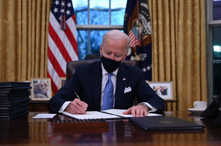 Joe Biden, dans la solitude du bureau ovale de la Maison Blanche Part.1