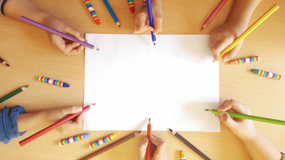 école page blanche et crayons de couleur et mains d'enfants Part.3-Atlaneastro